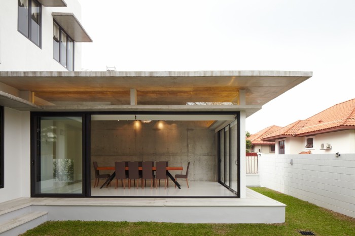Проект дома с раздвижными стенами от Fabian Tan Architect.