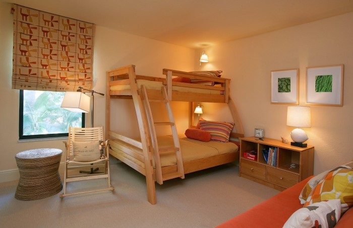 Комфортабельное спальное место, которое имеет каркас из массива древесины.