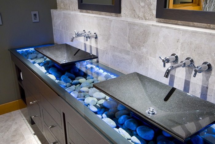 Хай-тек технологии - светодиодная подсветка морской гальки в интерьере ванной комнаты.