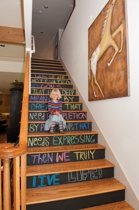 Отличная идея украсить ступеньки деревянной лестницы детскими надписями.