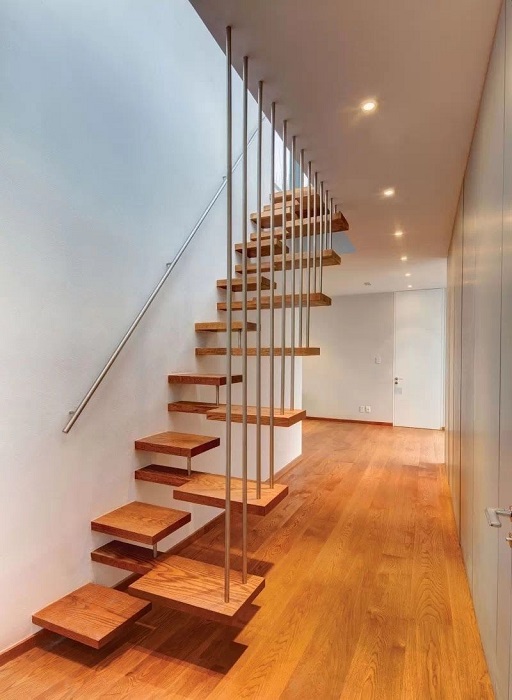 Деревянная лестница в стиле хай-тек, которая напоминает настоящее произведение искусства.