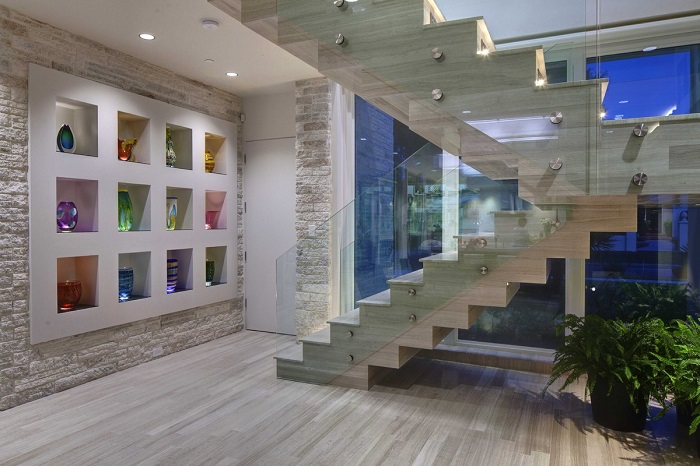 Классическая мраморная лестница – это выразительный элемент декора, который сразу привлечёт внимание гостей.