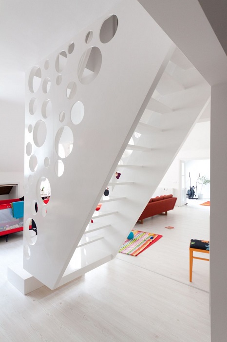 Необычная лестница из дерева, дизайн которой напоминает перфорированное полотно. 