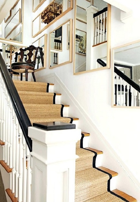 Классическая деревянная лестница, которая придаст помещению оригинальности и свежести.