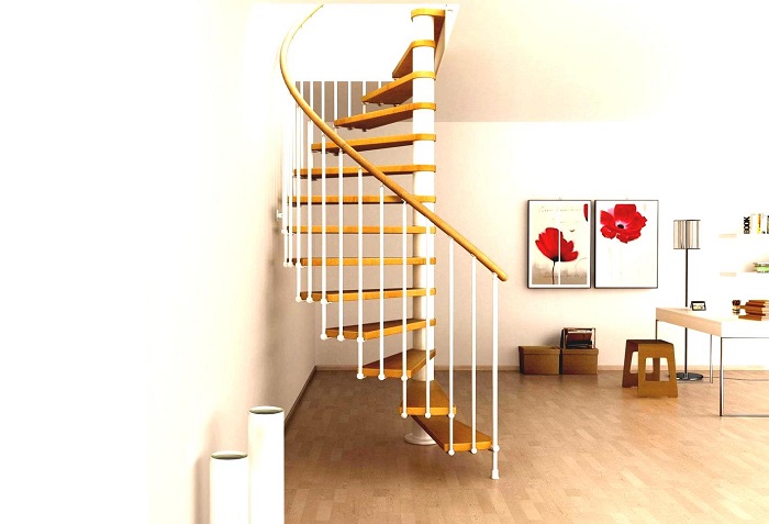 Лаконичная винтовая лестница с металлическими перилами и деревянными ступеньками.