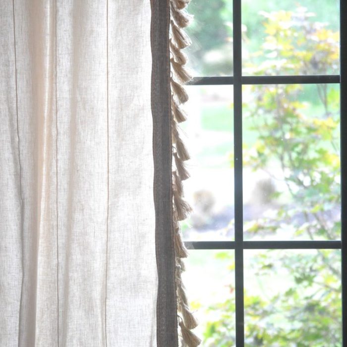 Классические джутовые рулонные шторы выполнены из природного материала, который выглядит аккуратно и сдержанно.