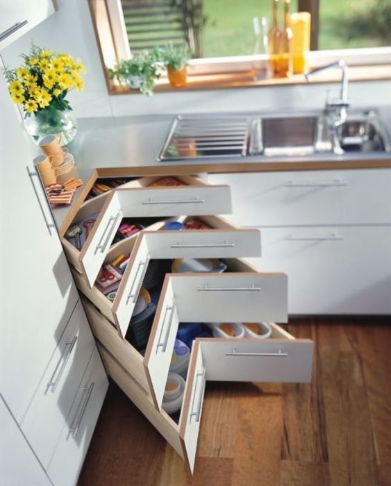Узкие выдвижные шкафчики, которые прекрасно подойдут для хранения кухонной утвари.