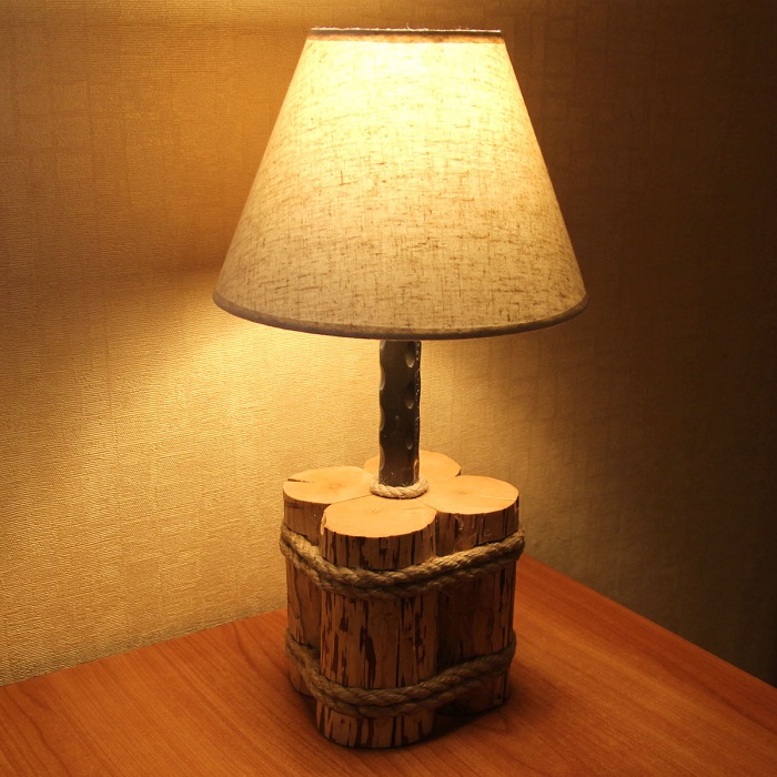 Из древесины можно сделать необычное основание для настольного светильника.