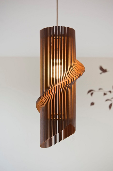 Свободная и необычная геометрическая форма деревянного светильника, который сразу привлечёт к себе внимание гостей.
