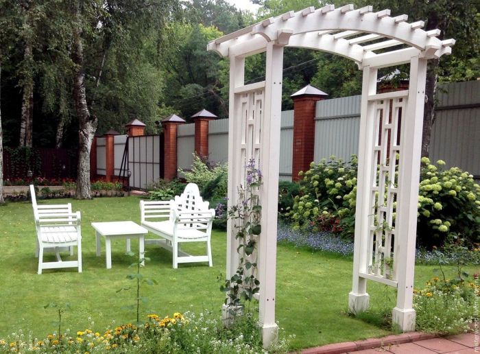 Садовое сооружение, которое дополняет дизайн и гармонично вписывается в ландшафт придомовой территории.