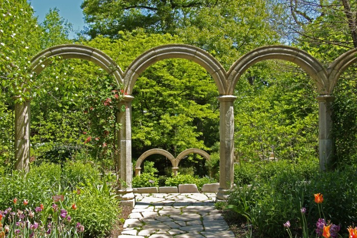 Каменная арка - оригинальное решение для тех, кто предпочитает строгий римский стиль в ландшафтном дизайне.
