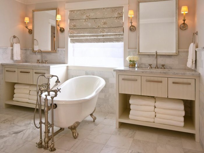 Интерьер ванной комнаты в бежевых тонах с мраморным полом, который выглядит оригинально и современно.