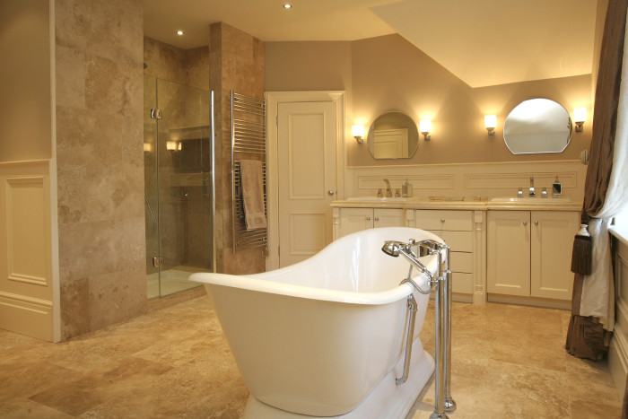Просторное помещение в минималистском стиле, где ванная располагается в центре комнаты.