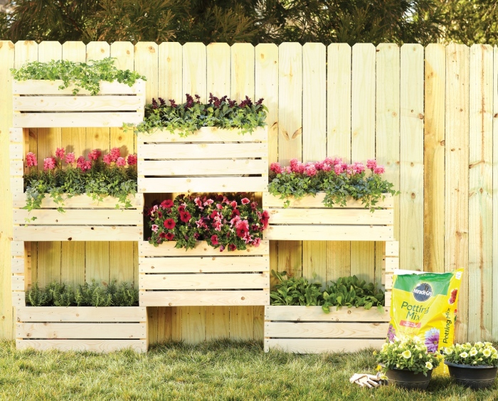 Вертикальная грядка на заборе даёт возможность выращивать растения и цветы даже на небольшом дачном участке.