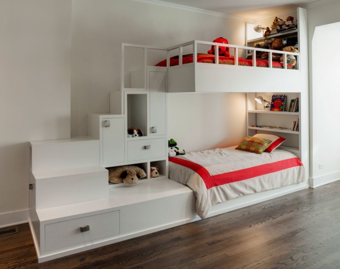 Совмещенная двухэтажная кровать для детей с отсеками для хранения вещей считается наиболее выгодным и практичным решением в малогабаритной комнате.