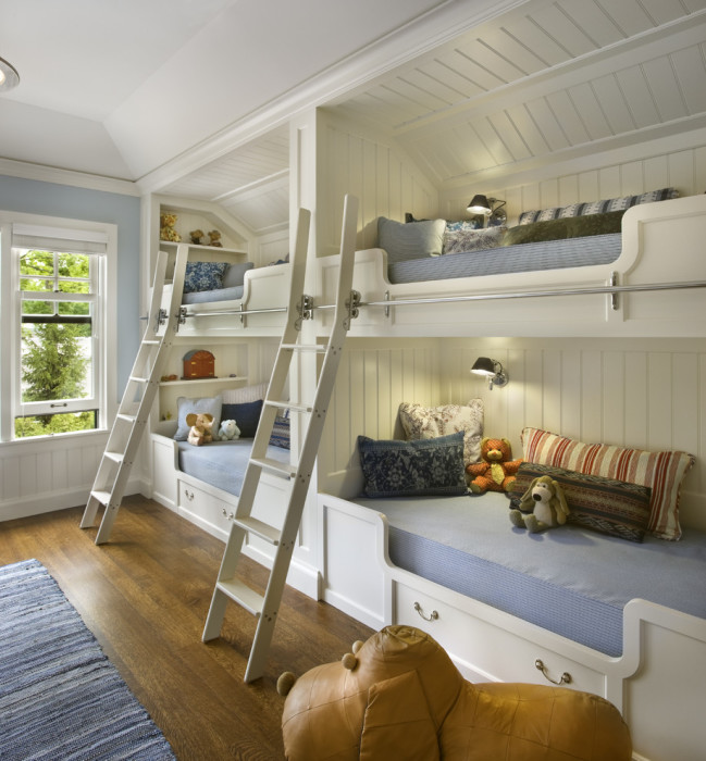 Классическая спальная комната в винтажном стиле, с деревянным паркетом и двумя встроенными двухъярусными кроватями.