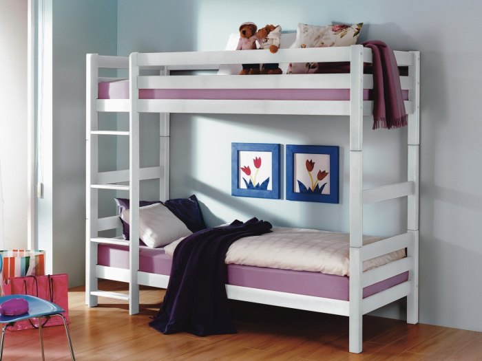 Простая двуспальная кровать может стать настоящим произведением искусства и отлично вписаться в любой интерьер спальной комнаты.