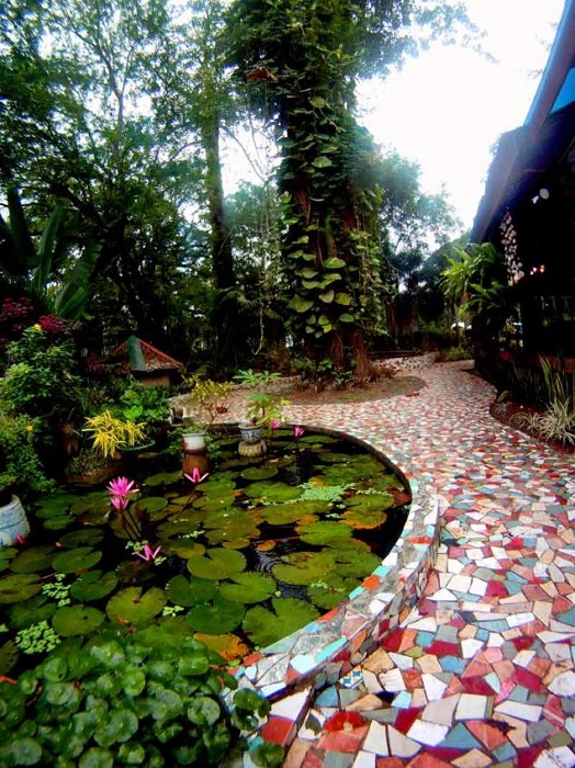 Оригинальная садовая дорожка, украшенная сюжетной мозаикой из разноцветной битой плитки.