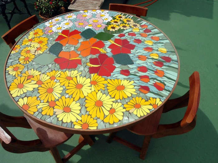 Красочный журнальный столик, декорированный яркой мозаикой.