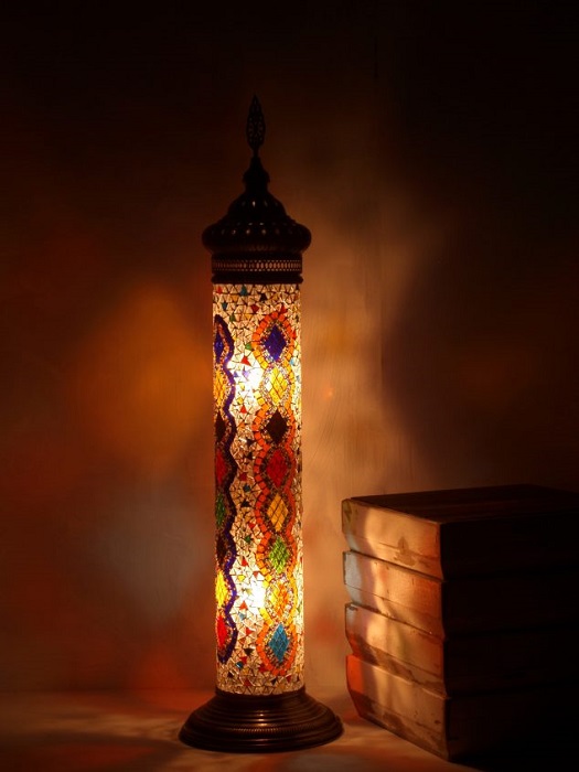 Современный светильник, покрытый стеклянной мозаикой из битого стекла.