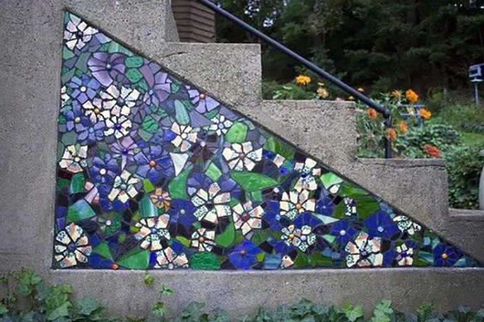 Скучную бетонную лестницу можно украсить оригинальным мозаичным панном.