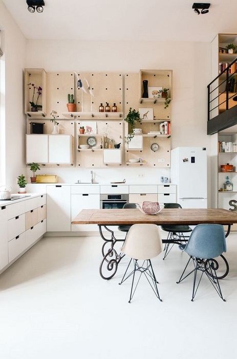 Хранение кухонной утвари на стене экономит место в небольшой кухне.