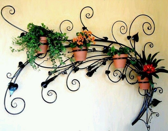Настенная подставка для цветов – уникальный декоративный элемент.