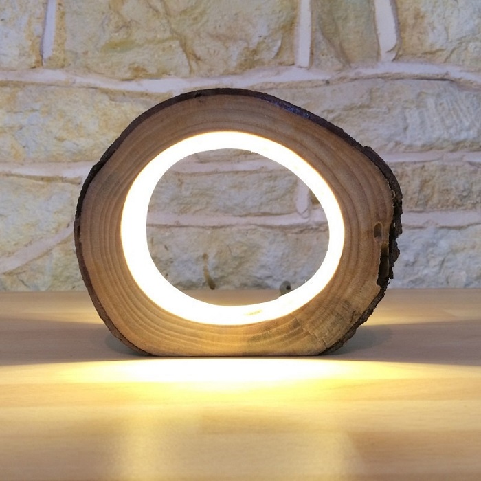 Оригинальный напольный светильник из обработанного деревянного спила.