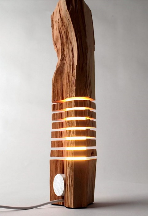 Дизайнерский деревянный напольный светильник-скульптура из натурального кедра.