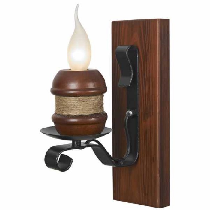 Настенный светильник из дерева и металла, выполненный в виде горящей свечи.