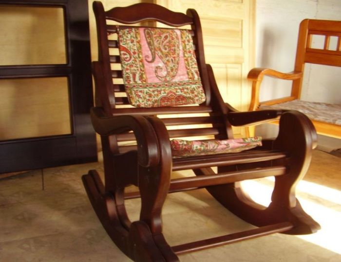 Конструкция кресла-качалки обеспечивает равномерное покачивание, которое помогает отдохнуть и расслабится. 
