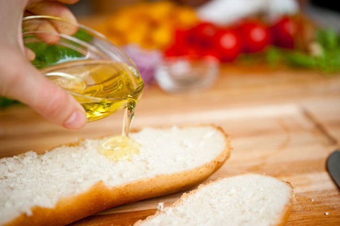 Политый подсолнечным маслом и посыпанный солью хлеб - любимое блюдо родом из СССР.