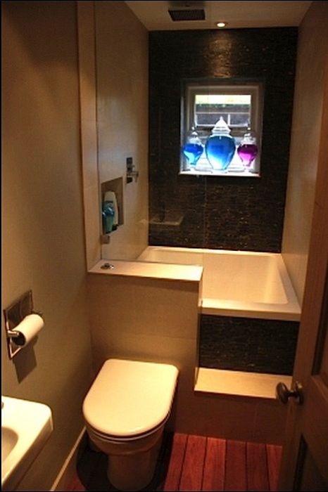С помощью неоновой подсветки можно создать необычную атмосферу в интерьере ванной комнаты.