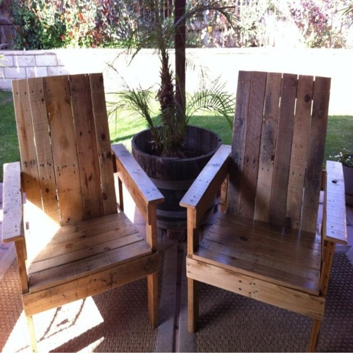 Используя доски от деревянных поддонов можно создать чудесные стулья, которые будут радовать не только хозяев, но и гостей.