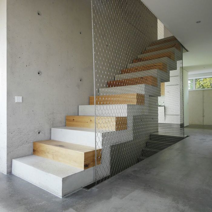 Стильная лестница, которая гармонично вписалась в интерьер дома в индустриальном стиле.