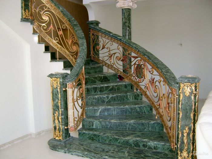 Мраморная лестница не только практичное решение для частного дома, но и роскошная деталь интерьера.