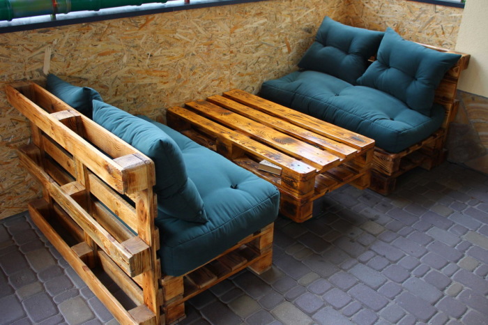 Садовая мебель из простых деревянных поддонов — это современная классика.