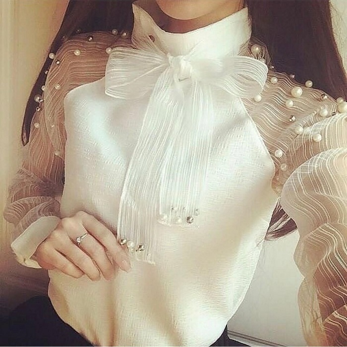 Белая блузка с большим нежным бантом из натурального шелка, украшенная россыпью жемчугов.