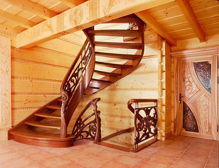 Резная лестница из натуральной древесины придает помещению благородства и является отличным дополнением к аристократическому стилю.