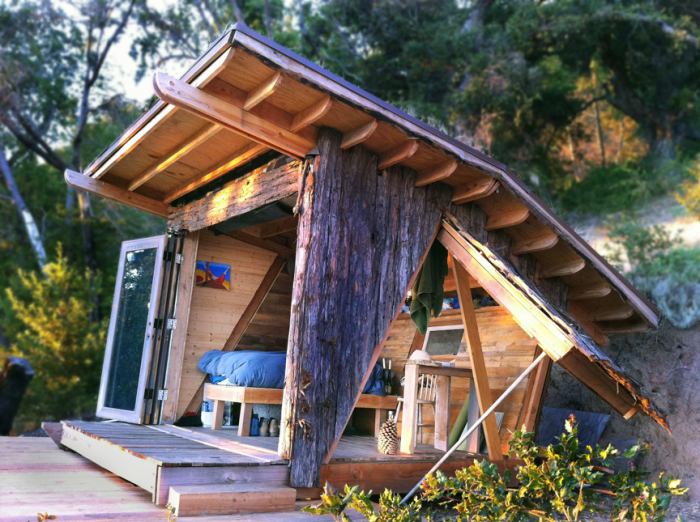 Оригинальный деревянный домик для отдыха.