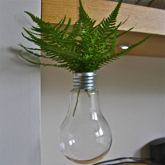 Подвесная ваза из лампочки.