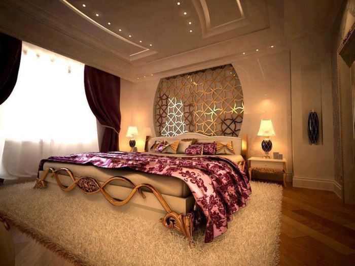 Восхитительная огромная кровать, которая  кажется очень удобной!