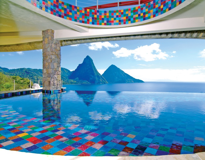 Плавая в этом бассейне, вы сможете наслаждаться восхитительным видом на горы.