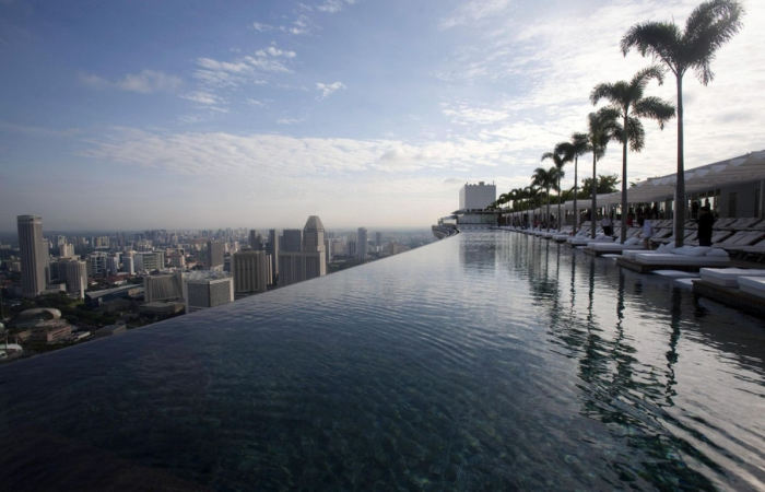 Расположенный на 57 этаже, бассейн впечатляет видом, открывающимся на Сингапур.