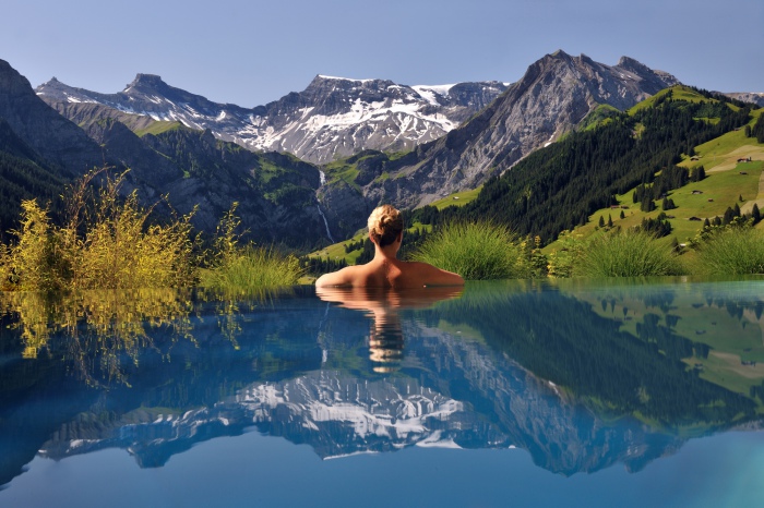 Восхитительный бассейн, из которого открывается неимоверный вид на Альпы.