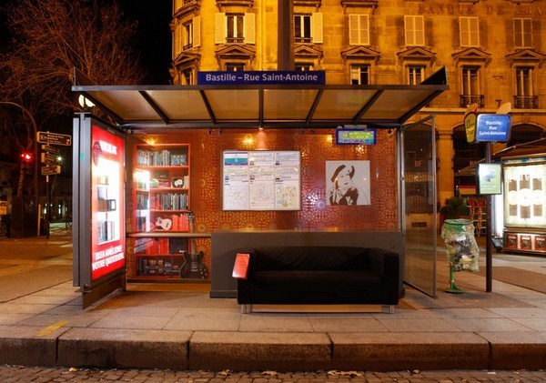 Комфортабельная автобусная остановка от ИКЕА в Париже.