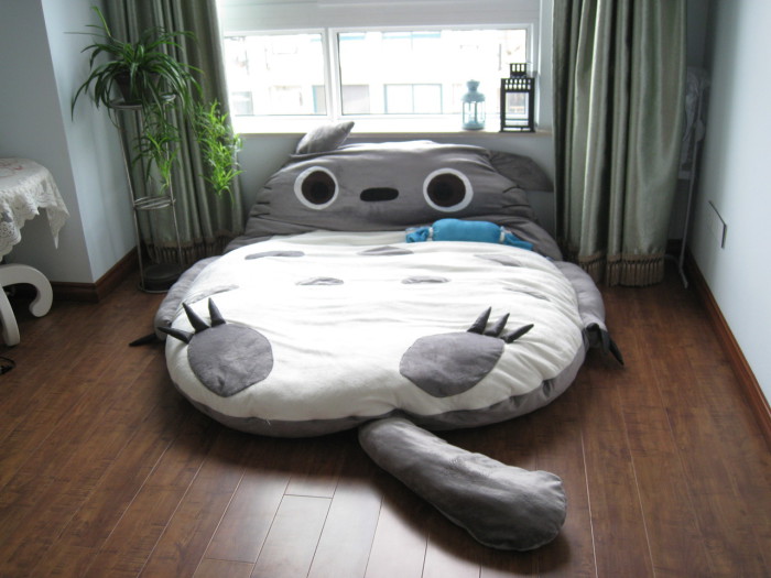 Мягкая кровать в форме тролля из японского мультфильма для легкого отдыха.