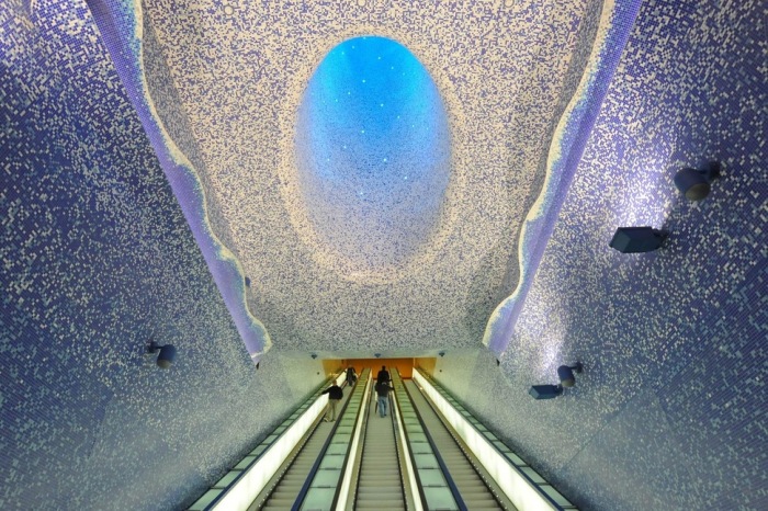Космический потолок на станции метро в Неаполе.