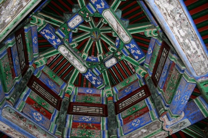 Яркий потолок дворца в Пекине.