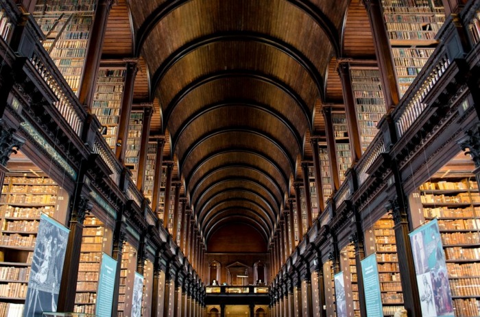 Необыкновенный потолок библиотеки в ирландском колледже.